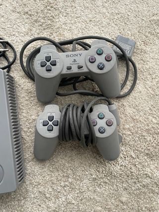 PlayStation 1 (PS1) con pistola Namco e due controller