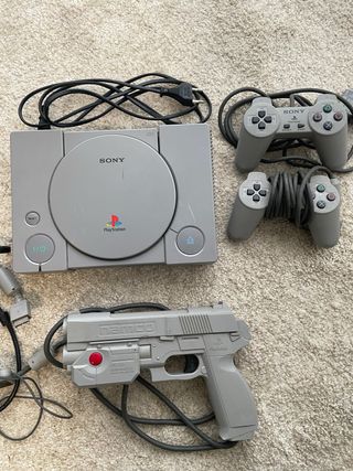 PlayStation 1 (PS1) con pistola Namco e due controller
