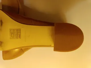 Zapatos piel, de salón. Charol dorados