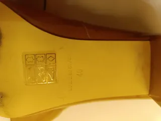 Zapatos piel, de salón. Charol dorados