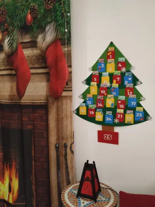ÁRBOL DE NAVIDAD DE FIELTRO CON BOLSILLOS