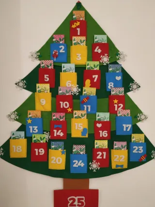 ÁRBOL DE NAVIDAD DE FIELTRO CON BOLSILLOS