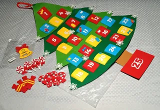 ÁRBOL DE NAVIDAD DE FIELTRO CON BOLSILLOS