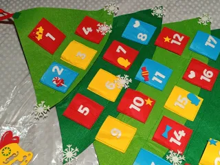 ÁRBOL DE NAVIDAD DE FIELTRO CON BOLSILLOS