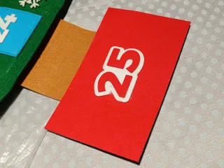 ÁRBOL DE NAVIDAD DE FIELTRO CON BOLSILLOS