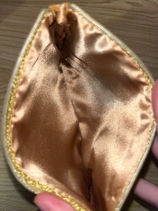 Bolso de mano color mostaza y dorado