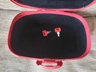 Maletín rojo con espejo y llaves