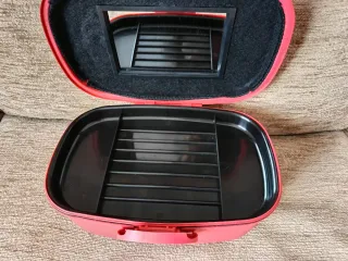 Maletín rojo con espejo y llaves