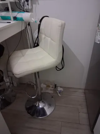 Mesa de cocina y 2 bancos