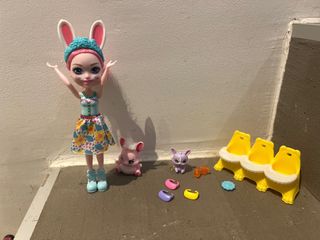 Muñeca con accesorios de conejo