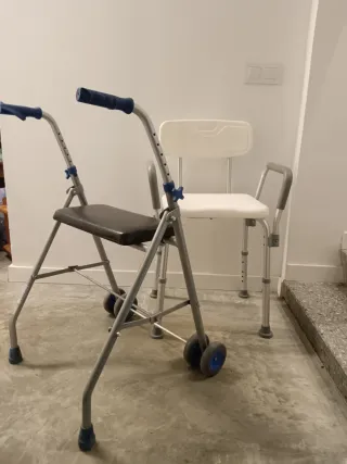 Andador con asiento y taburete ducha