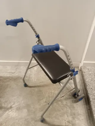 Andador con asiento y taburete ducha