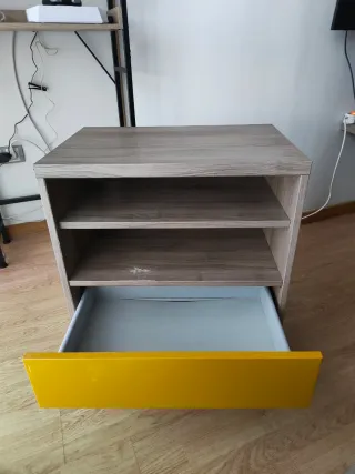 Cajonera en acabado madera y amarillo