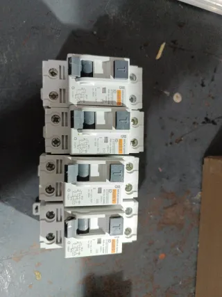 Diferenciales Merlin Gerin Multi 9  unidades 4