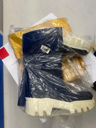 Botas de agua talla 45 y traje XXL