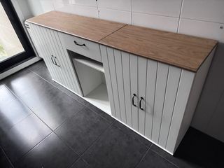 Mueble de cocina blanco y madera