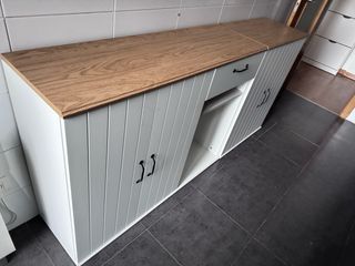 Mueble de cocina blanco y madera