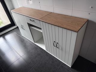 Mueble de cocina blanco y madera