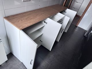 Mueble de cocina blanco y madera