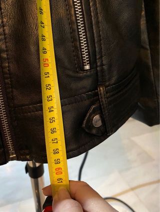 Cazadora Negra con Capucha Desmontable