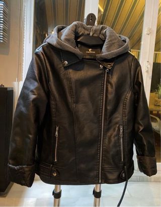 Cazadora Negra con Capucha Desmontable