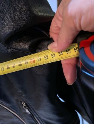 Cazadora Negra con Capucha Desmontable