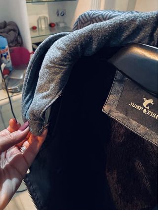 Cazadora Negra con Capucha Desmontable