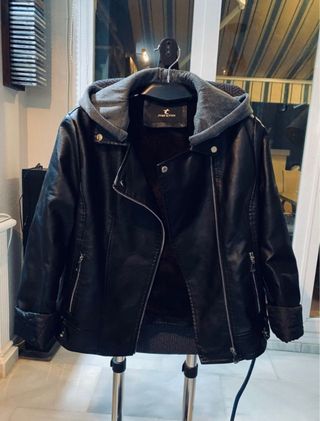 Cazadora Negra con Capucha Desmontable