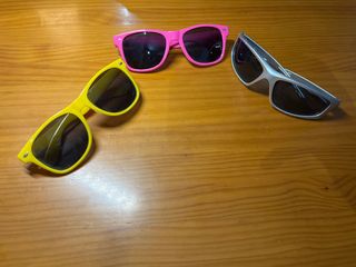 Occhiali da sole rosa, grigi e gialli