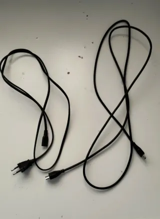 Playstation Slim Negra Sony, un mando y cascos.