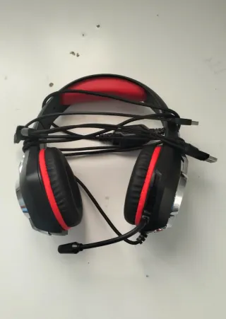 Playstation Slim Negra Sony, un mando y cascos.