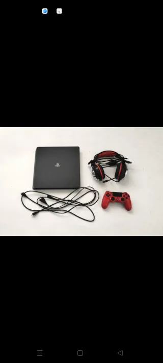 Playstation Slim Negra Sony, un mando y cascos.