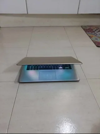 Portatile ASUS VIVOBOOK Argento e Nero