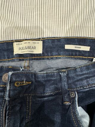 Pantalón tejano Pull&Bear desgarrado T.46
