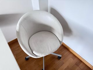 Silla giratoria blanca de cuero