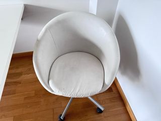 Silla giratoria blanca de cuero