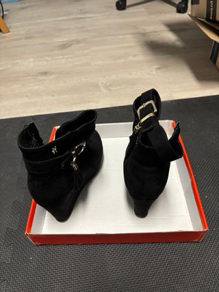 Botines negros con hebilla y flecos