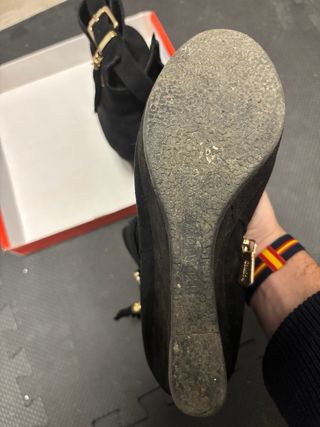 Botines negros con hebilla y flecos