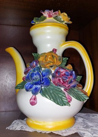 Jarrón de cerámica con flores y tapa