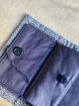 Cartera de tela azul y estampada por fuera