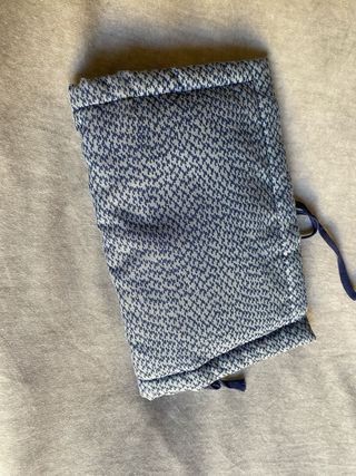 Cartera de tela azul y estampada por fuera