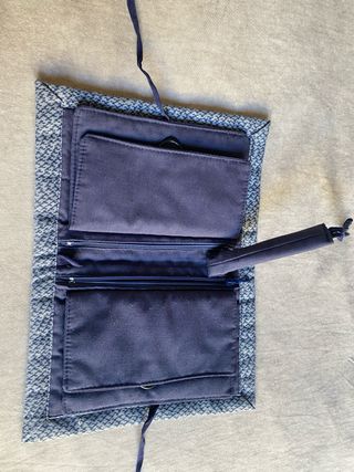 Cartera de tela azul y estampada por fuera