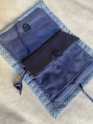 Cartera de tela azul y estampada por fuera