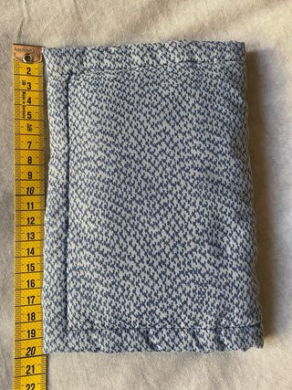 Cartera de tela azul y estampada por fuera