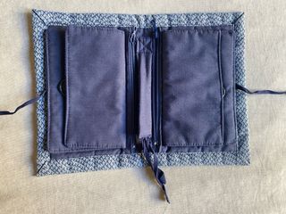 Cartera de tela azul y estampada por fuera