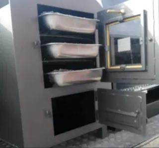 Horno de leña rústico de piedra