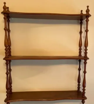 Estantería madera o expositor de 70x64x18 cms