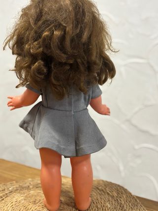 Muñeca vintage con vestido gris y corbata