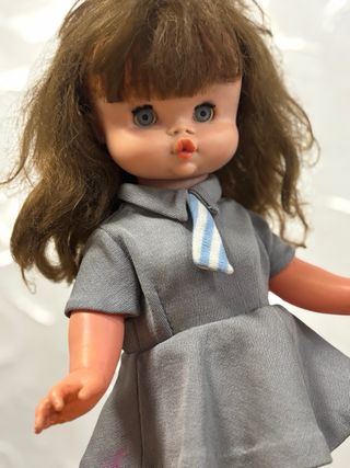 Muñeca vintage con vestido gris y corbata
