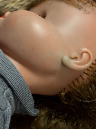 Muñeca vintage con vestido gris y corbata